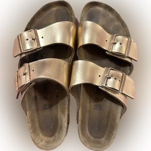 Birkenstock Arizona women’s size 38, soft footbed. Rose gold leather.